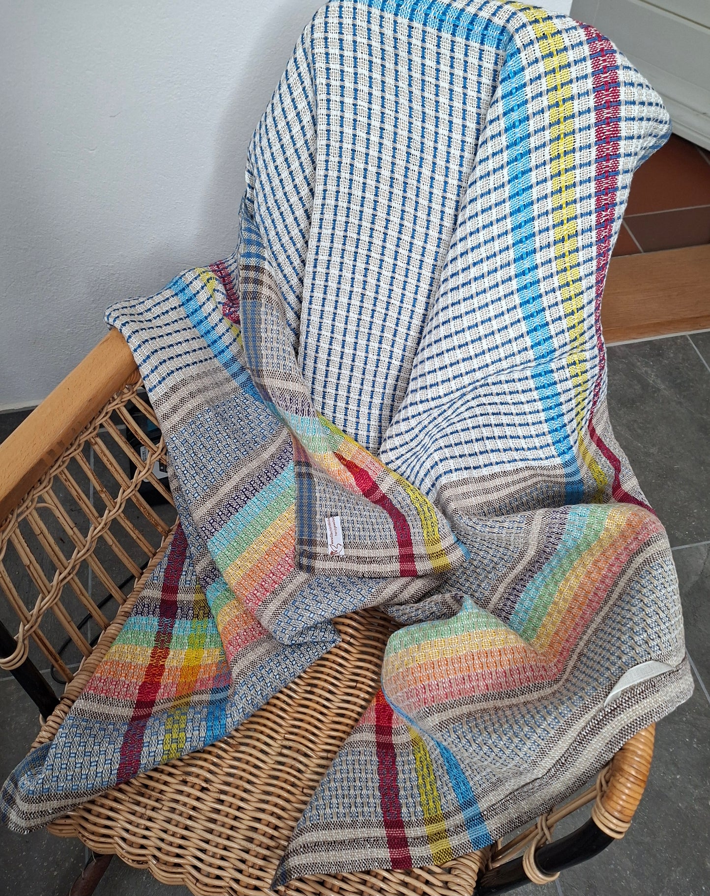 Bade- und Saunatuch Halbleinen Rainbow mit Längsstreifen Blau Gelb und Rot