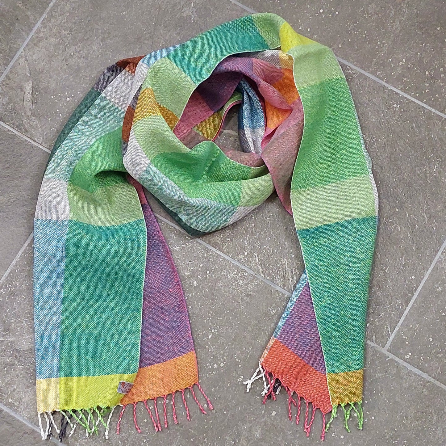 Leinenmerinoschal Grün-Weiß-Pink mit Grün, Blau und gelben und orangen Akzenten