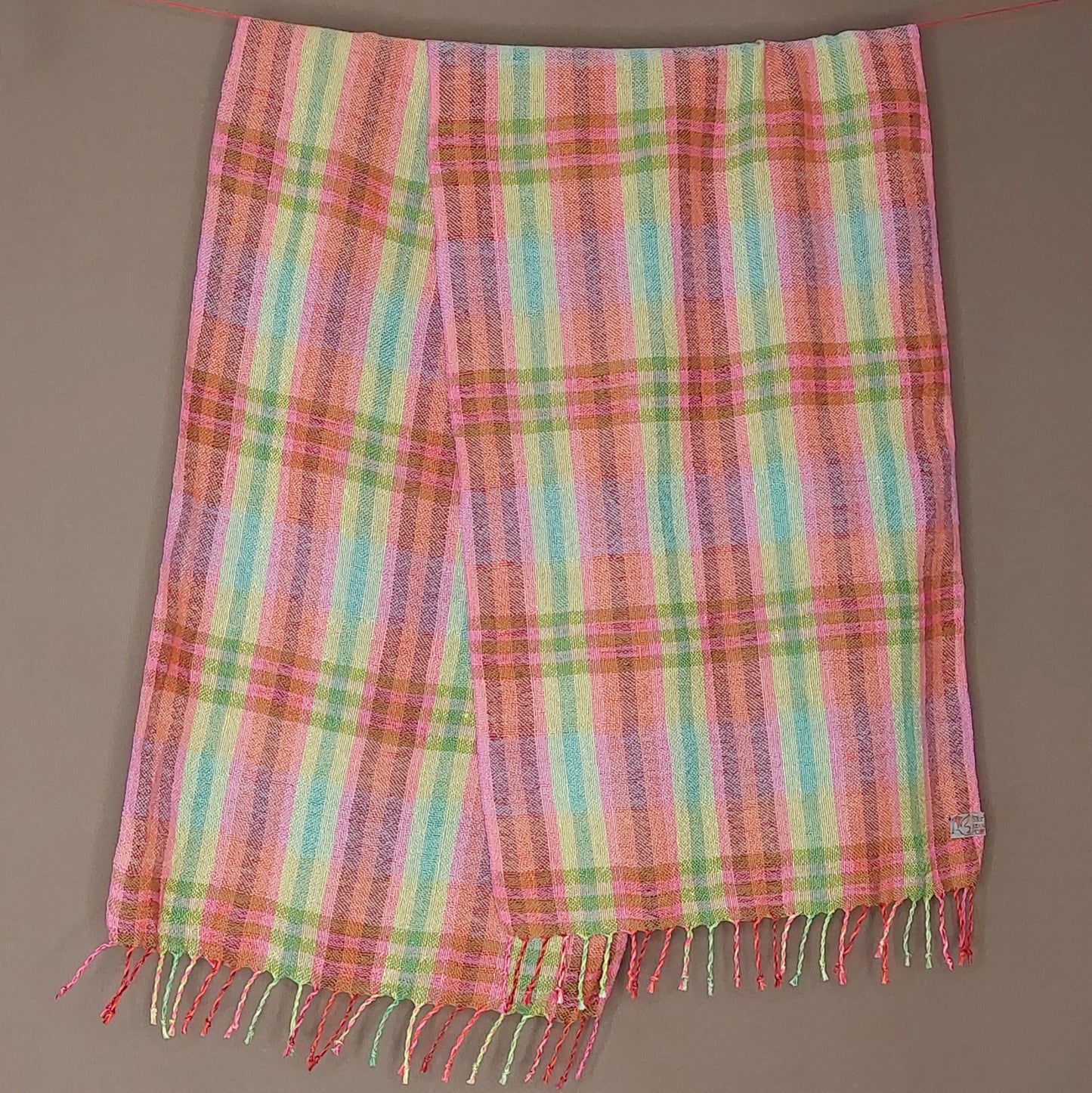 Leinenmerinoschal gestreift mit Querstreifen in Rot, Rosa und Grüntönen
