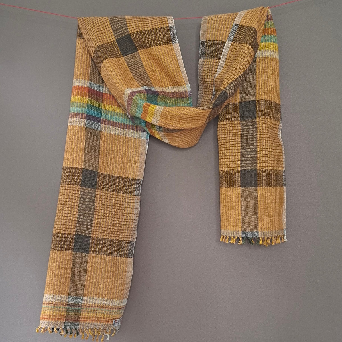 Leinenmerinoschal Senf mit Beige, Braun und bunten Akzentstreifen