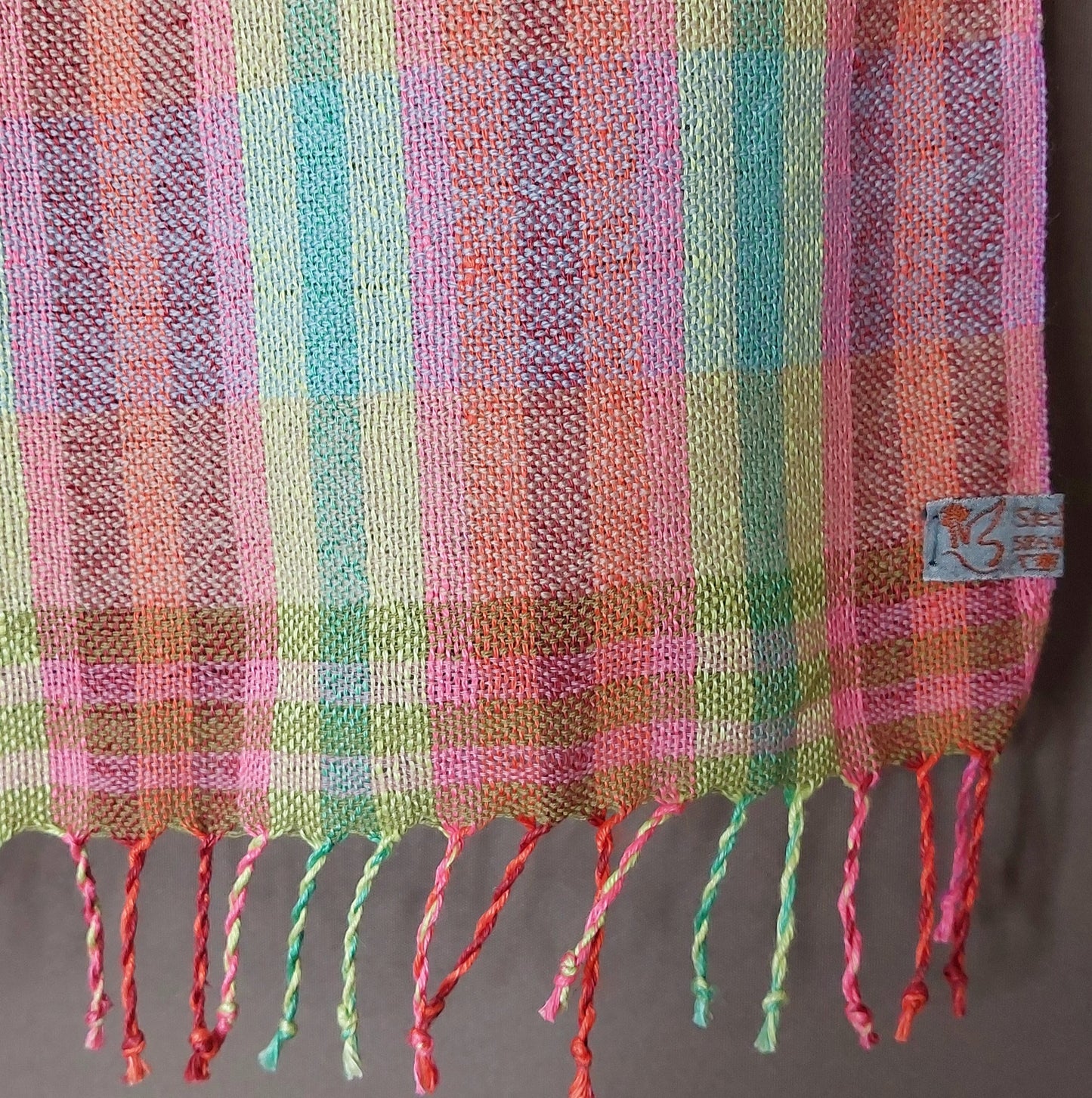Leinenmerinoschal gestreift mit Querstreifen in Rot, Rosa und Grüntönen