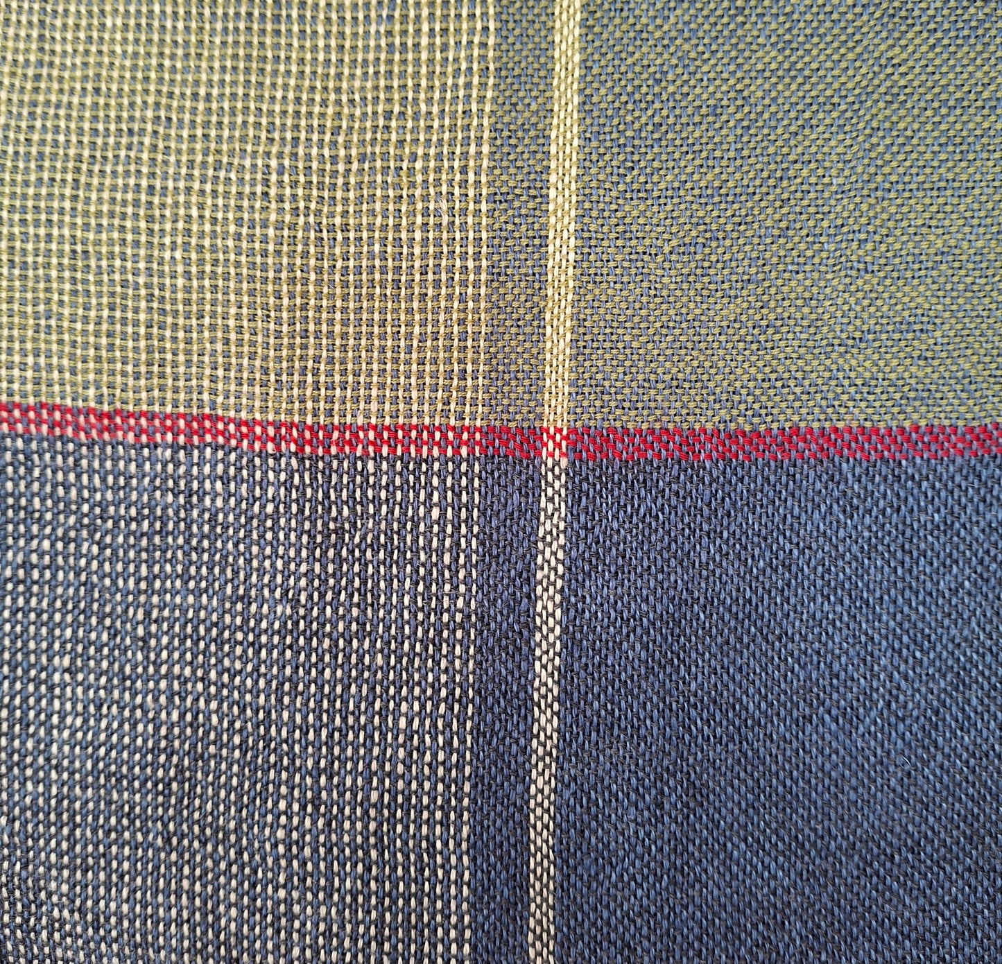 Leinenmerinoschal Denim mit Olivgrün und roten Akzentstreifen