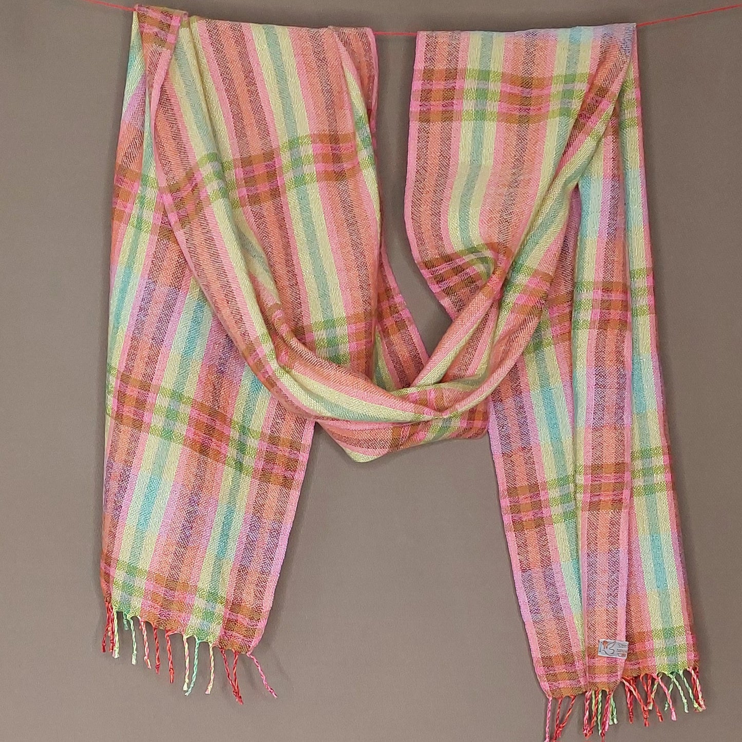 Leinenmerinoschal gestreift mit Querstreifen in Rot, Rosa und Grüntönen