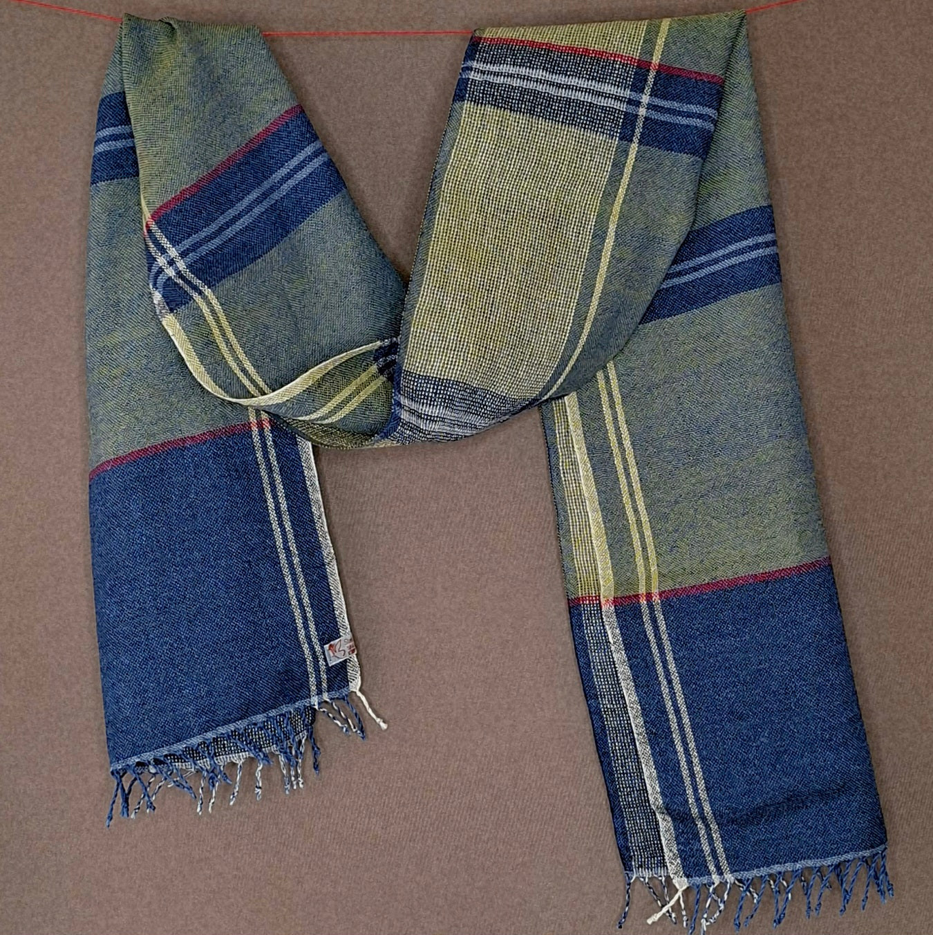 Leinenmerinoschal Denim mit Olivgrün und roten Akzentstreifen