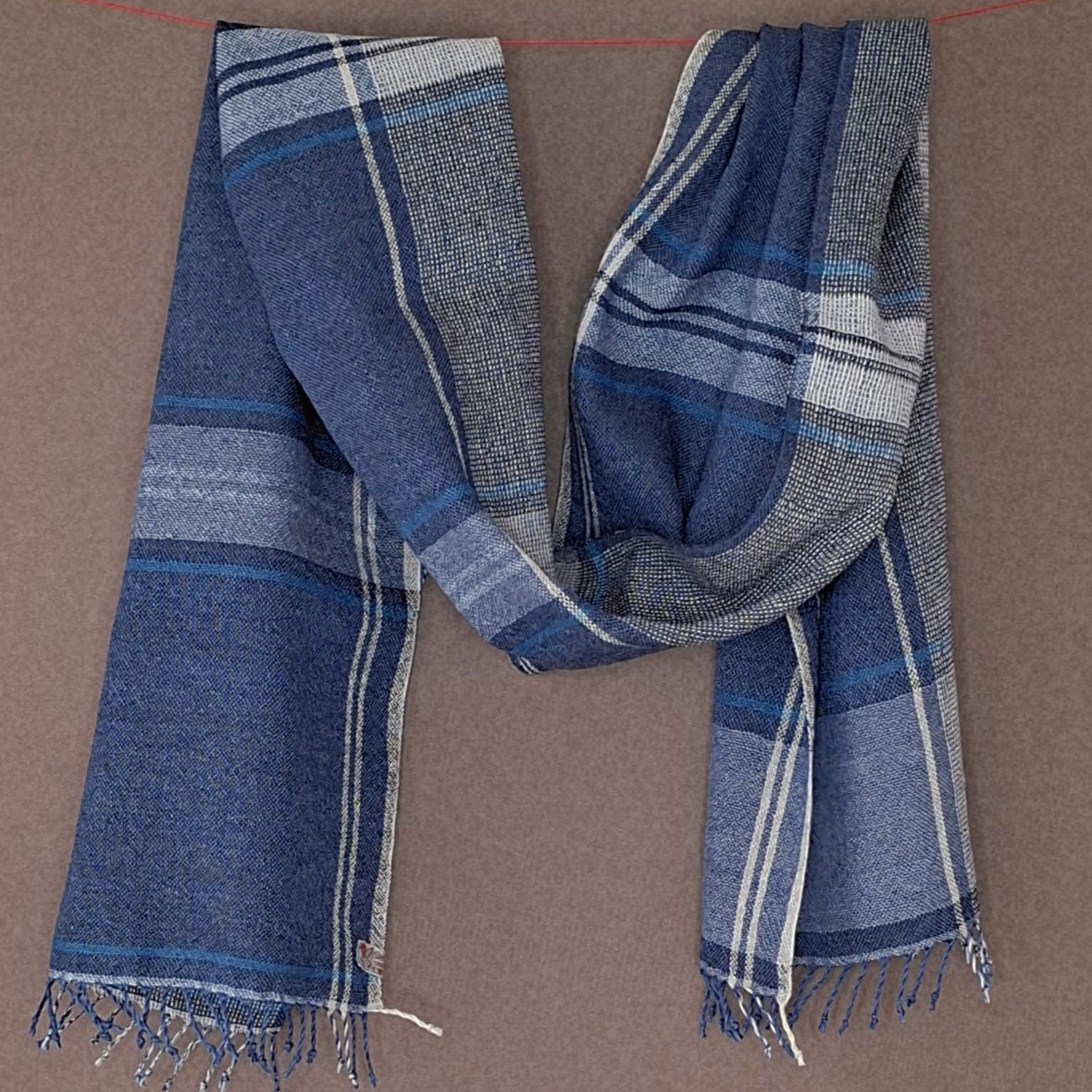 Leinenmerinoschal Denim mit Hellgrau, Weiß und blauen Akzentstreifen