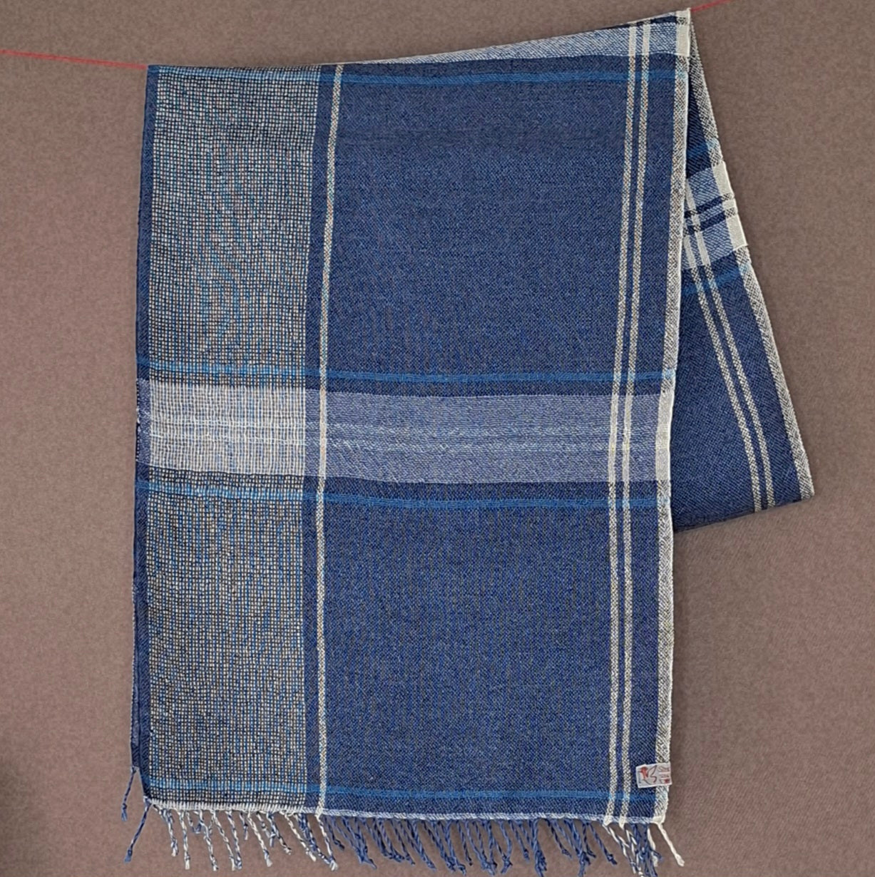 Leinenmerinoschal Denim mit Hellgrau, Weiß und blauen Akzentstreifen