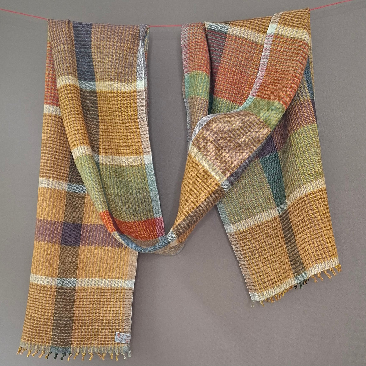 Leinenmerinoschal Senf mit Beige und Braun mit blauen, grünen, roten und lila  Querstreifen