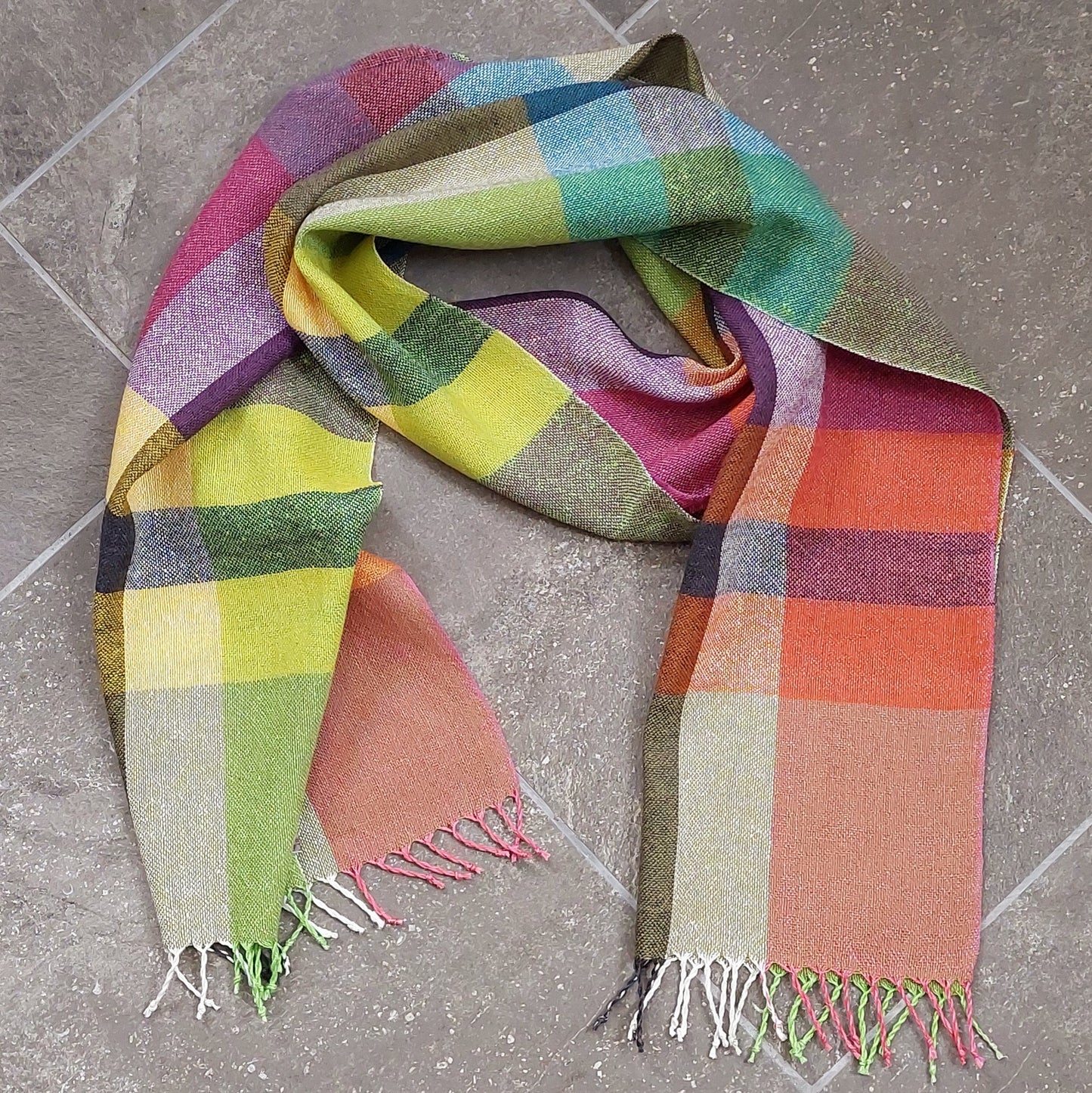 Leinenmerinoschal Grün-Weiß-Pink mit Orange, Blau, Lila und Gelb