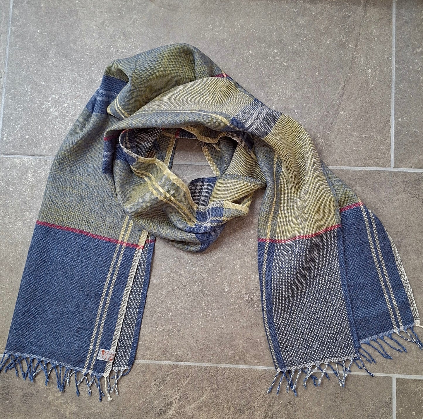 Leinenmerinoschal Denim mit Olivgrün und roten Akzentstreifen