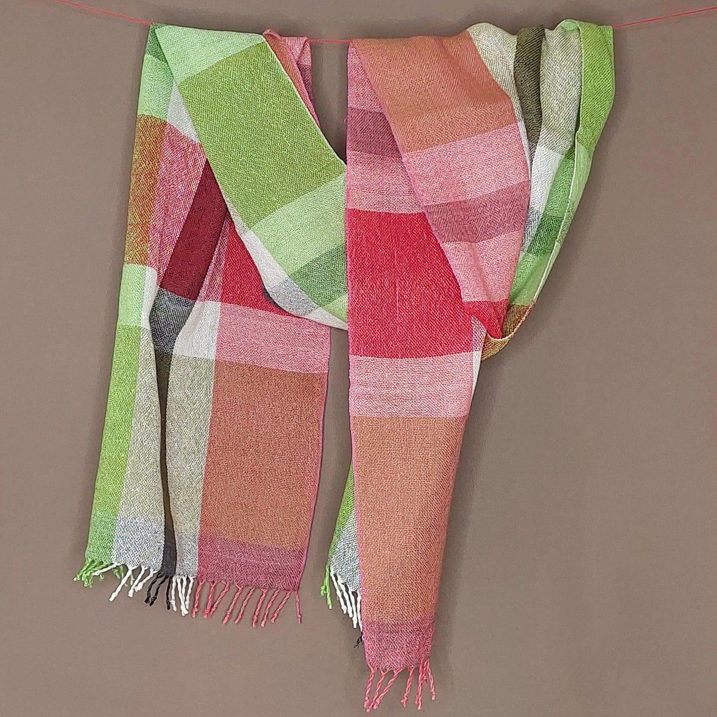 Leinenmerinoschal Grün-Weiß-Pink mit Rot, Weiß und Grau