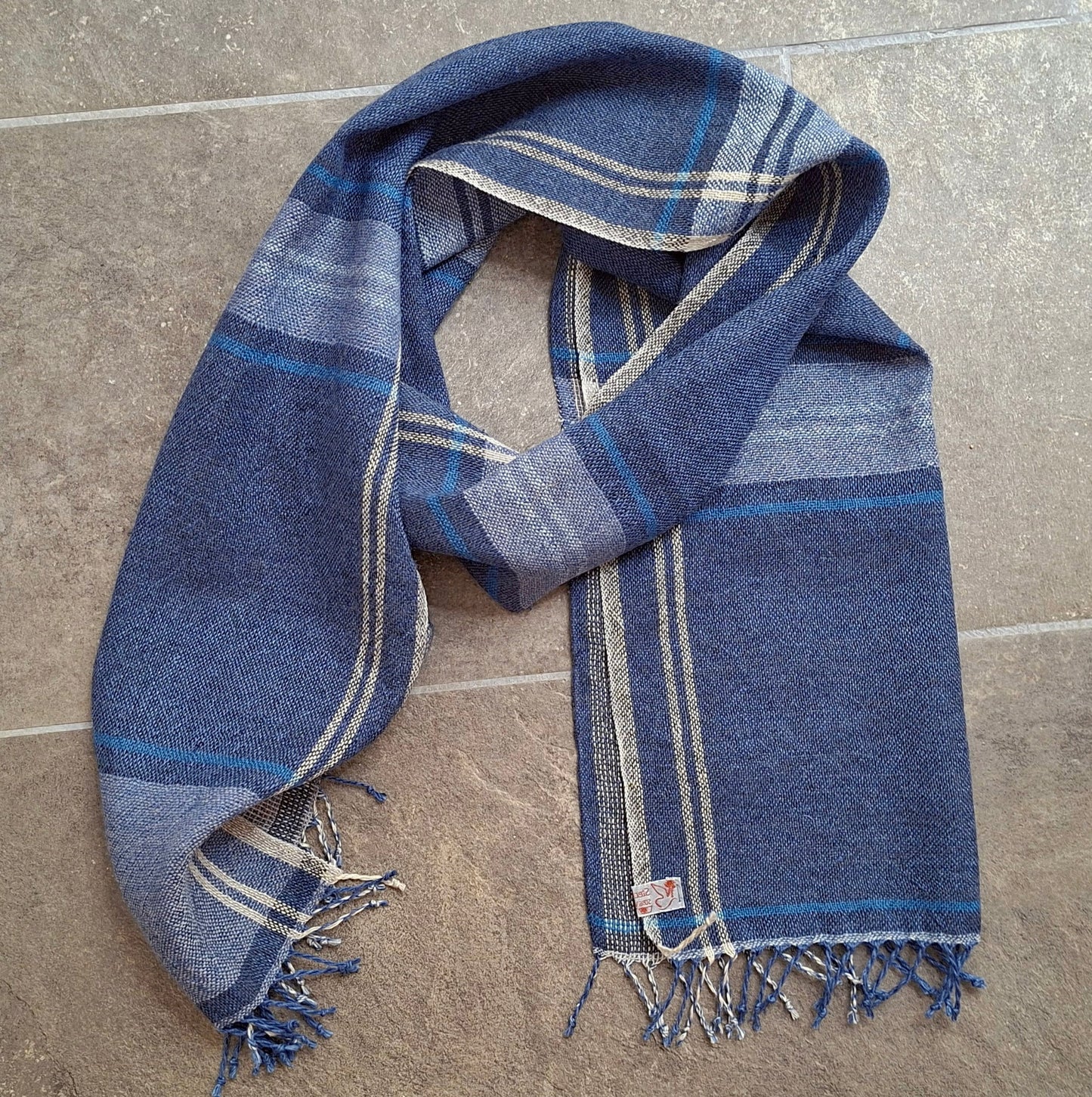 Leinenmerinoschal Denim mit Hellgrau, Weiß und blauen Akzentstreifen