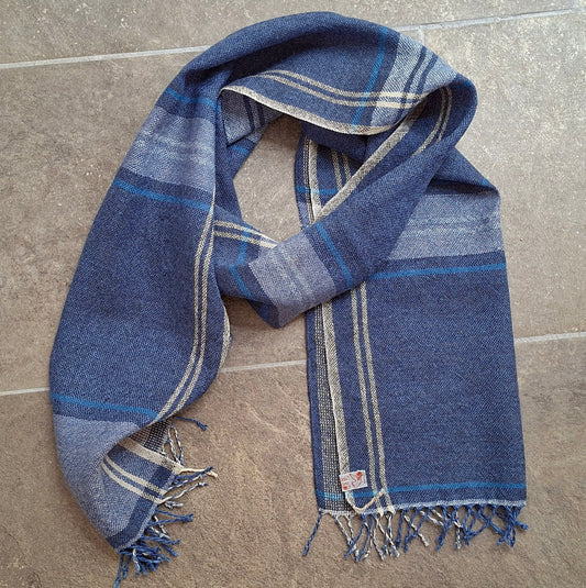 Leinenmerinoschal Denim mit Hellgrau, Weiß und blauen Akzentstreifen