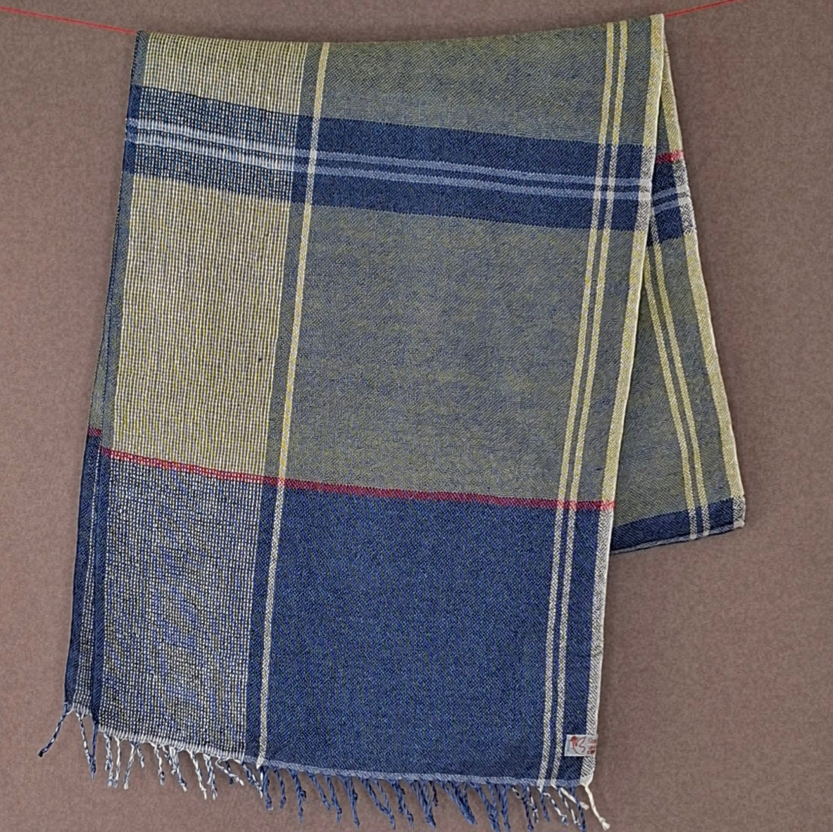 Leinenmerinoschal Denim mit Olivgrün und roten Akzentstreifen
