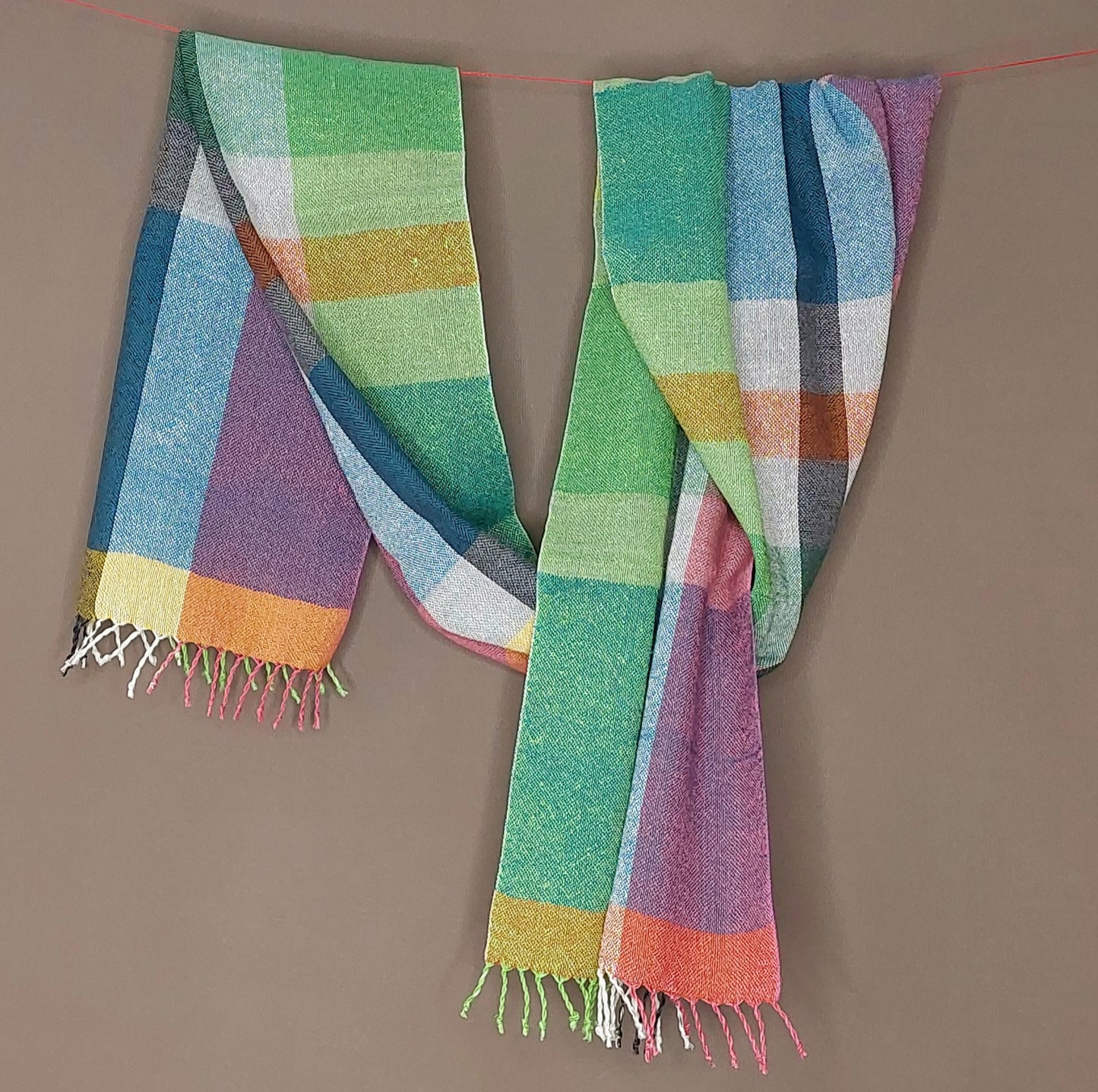 Leinenmerinoschal Grün-Weiß-Pink mit Grün, Blau und gelben und orangen Akzenten